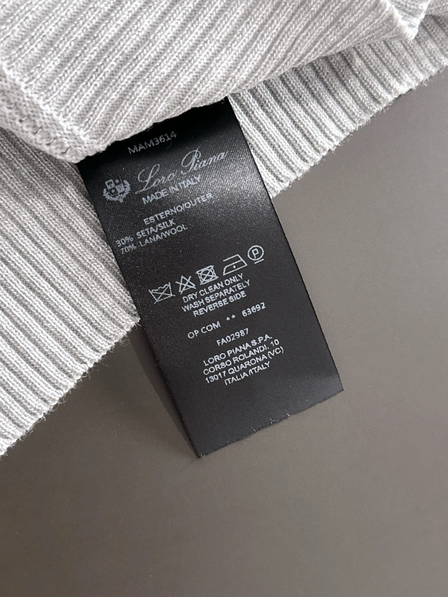 Next day shipment LP high quality Loro Piana 26ss New Arrival men's short-sleeved T-shirt Made of combed cotton yarn knitted cotton fabric, no pressure when entering and exiting the counter Exclusive control of raw materials It feels substantial when weighed, and the upper body is more textured than ordinary T-shirts. This texture can cope with the weather easily and is suitable for both hot and cold! Loose fit design, looks noble. The only correct version is available Size: M to XXXL